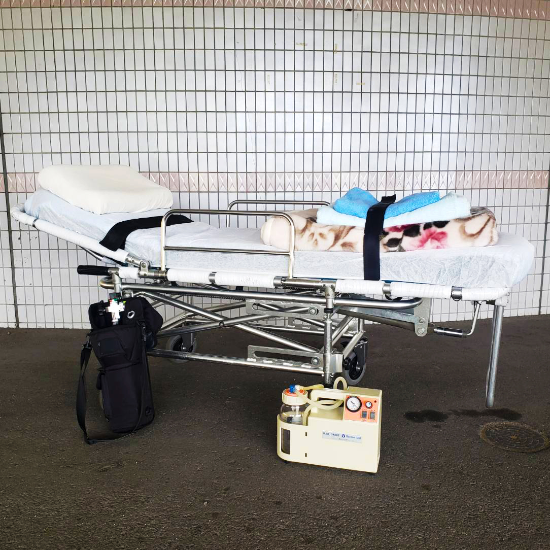 酸素ボンベ、吸引器